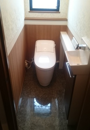 トイレリフォーム　LIXILプレアス　腰壁クロス アイキャッチ画像
