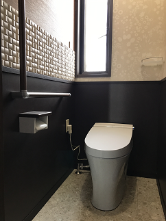 トイレリフォーム　タンクレストイレ　腰壁　エコカラット アイキャッチ画像