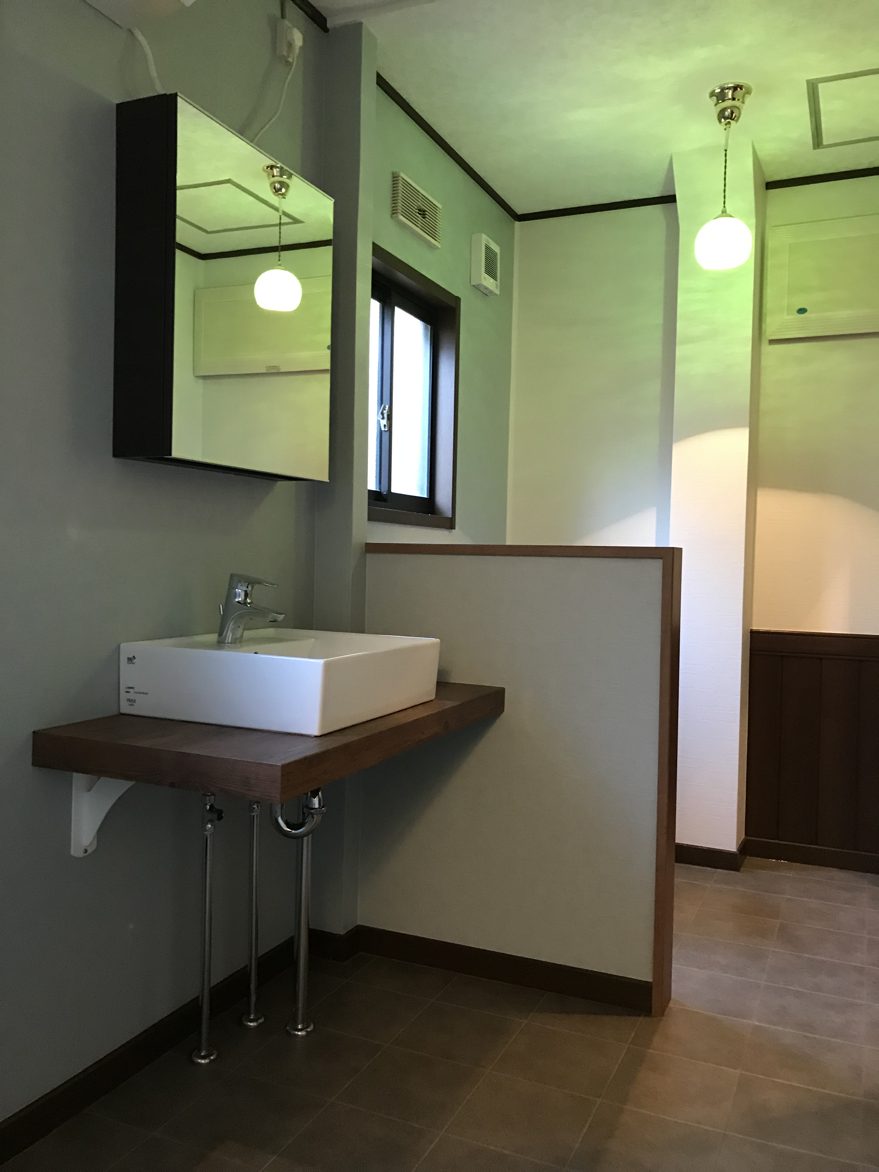 洗面所リフォーム ｶｳﾝﾀｰﾀｲﾌﾟﾍﾞｯｾﾙ型手洗い アイキャッチ画像