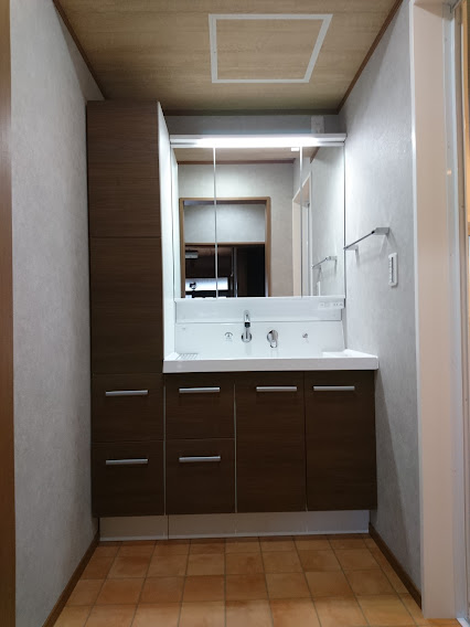 タイル張りの浴室と洗面スペースを一新。あたたかく使いやすい浴室・洗面脱衣室へ整えたリフォーム事例 アイキャッチ画像