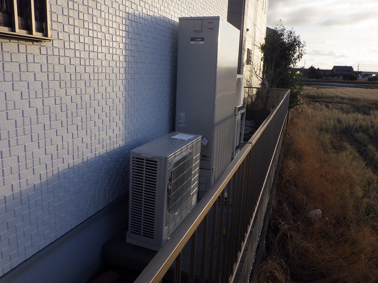 愛西市｜狭い設置スペースでもすっきり納めたエコキュート交換工事 アイキャッチ画像